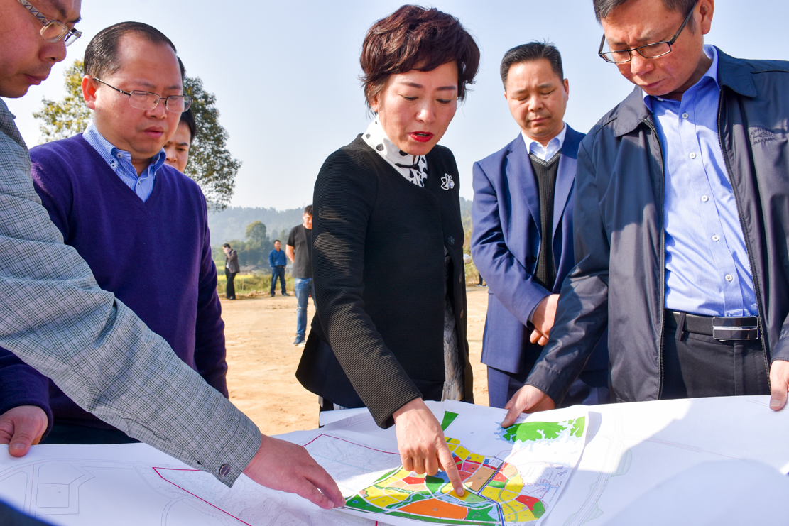 內江市副市長陳朗調研船石湖運動特色小鎮(zhèn)(圖2)
