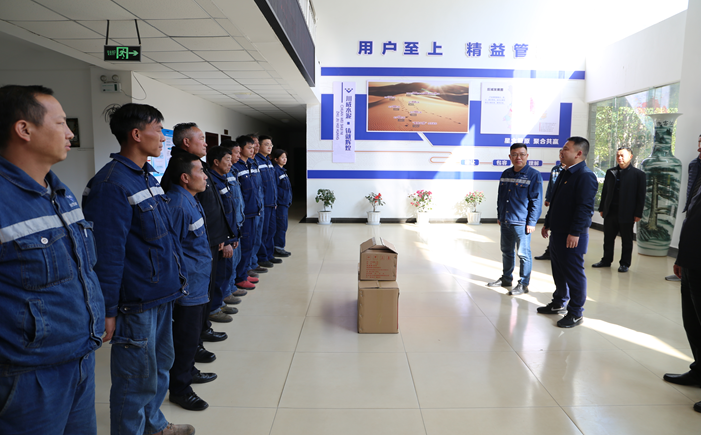 米易縣縣長代坤宏一行蒞臨星船城瑞達(dá)公司開展新春送溫暖慰問困難職工活動(dòng)(圖2)