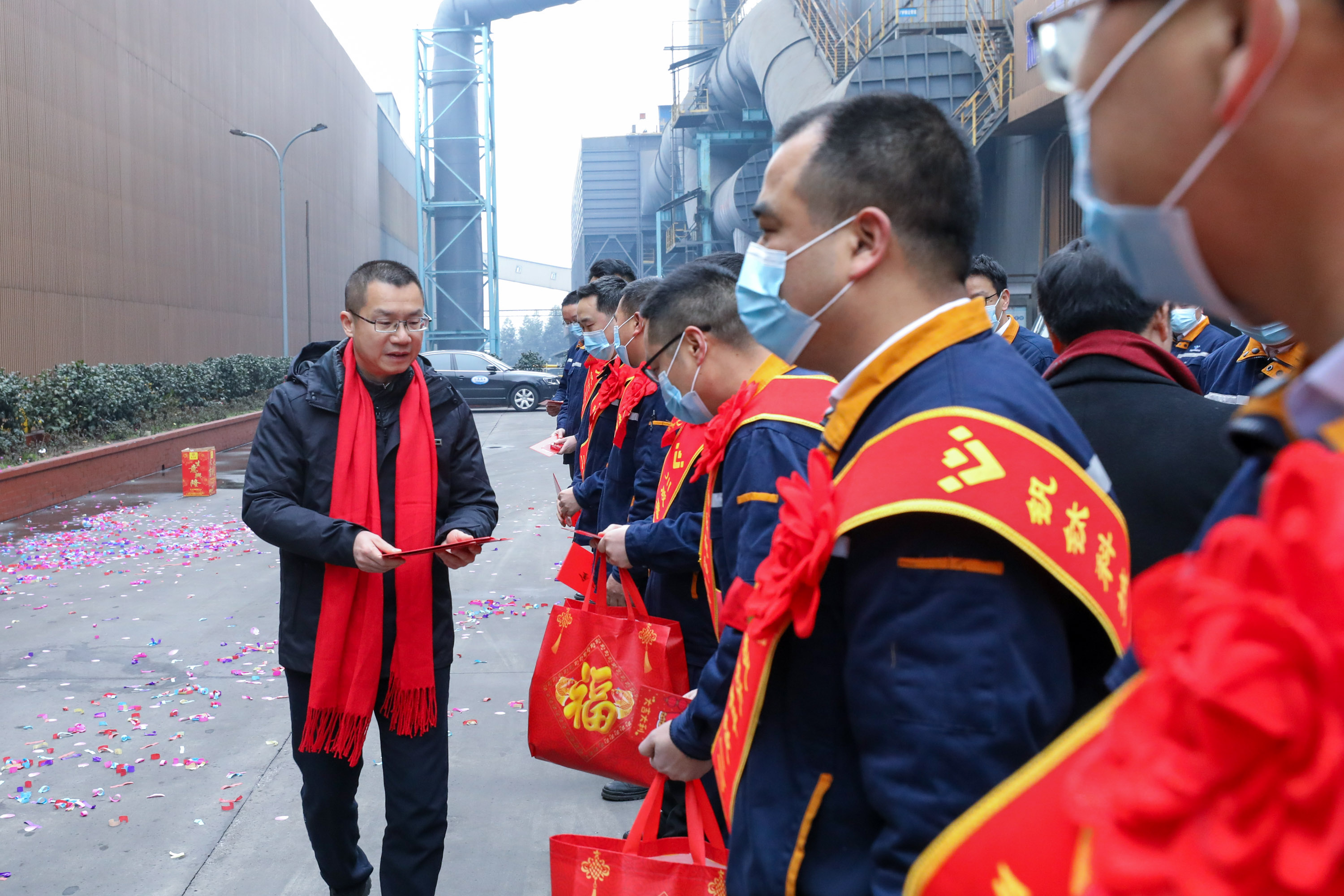 威遠(yuǎn)縣委書記蘭徐春節(jié)到連界基地慰問(圖1)