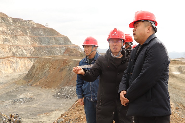 會(huì)理市副市長鄭磊蒞臨礦業(yè)總公司會(huì)理區(qū)域礦山檢查(圖1)