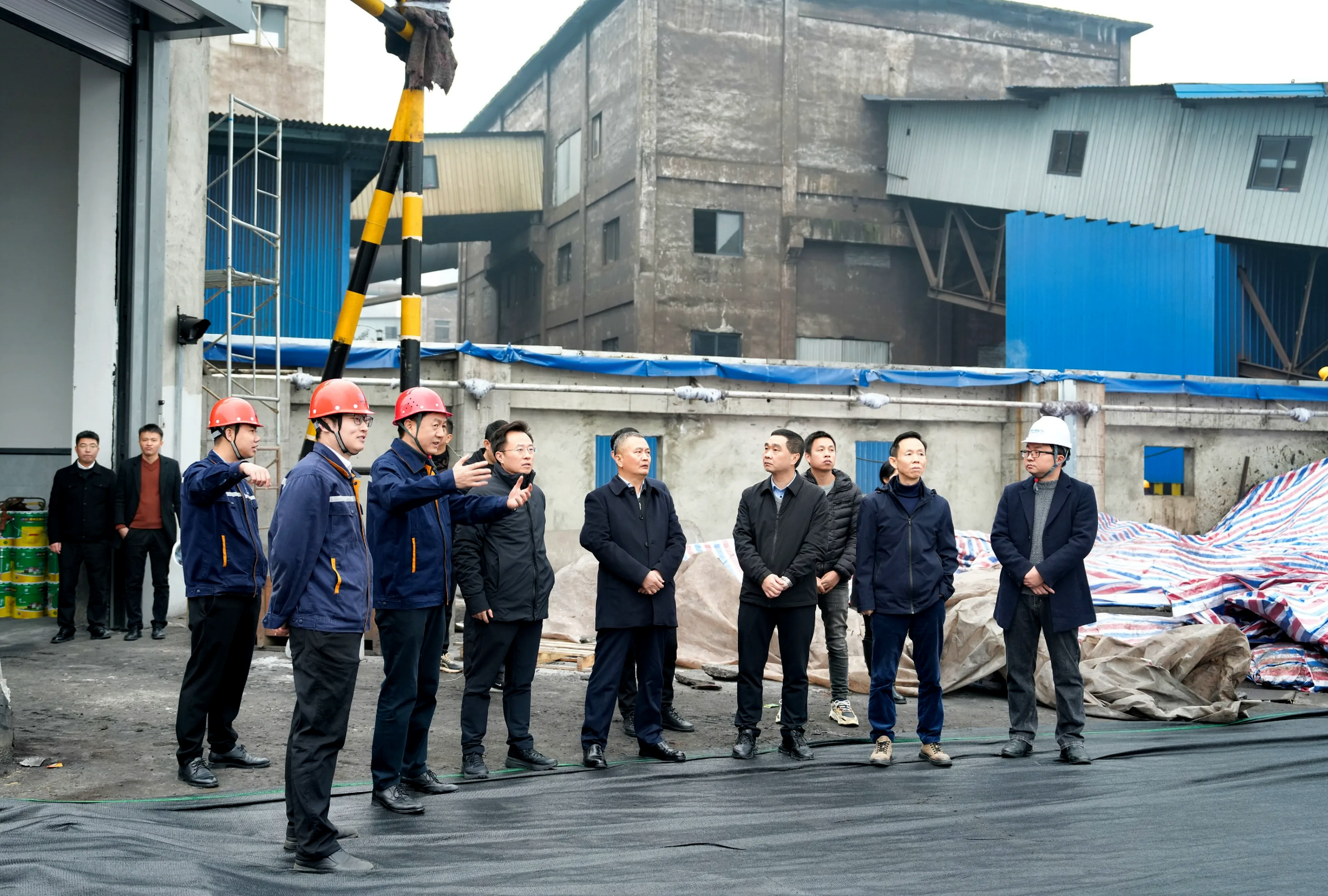 市人大常委會副主任曾云忠一行到川威督導超低排放改造項目建設“進度條”(圖1)