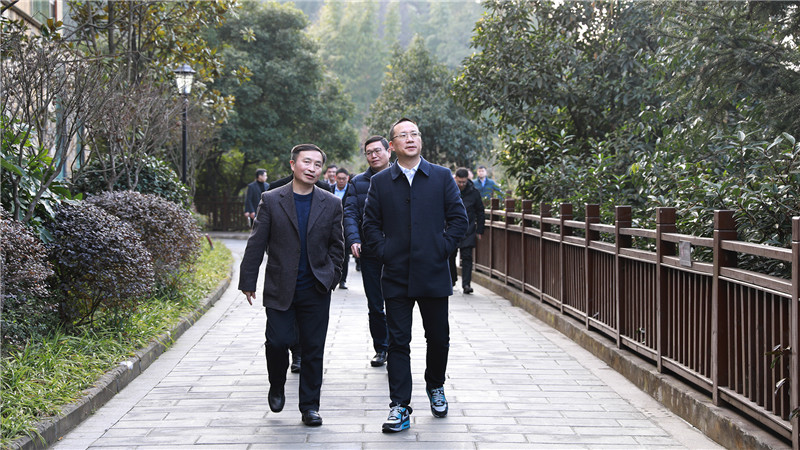 成都興城供應(yīng)鏈集團到川威釩鈦科技考察交流(圖2)